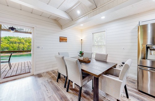 Flat Hollow Marina Cabina | Dog-friendly waterfront home with a firepit, grill, deck, board games, & dock