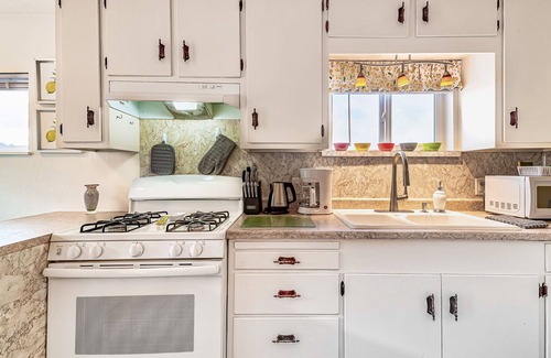 Eureka Cabaña | Dog-Friendly, Waterfront Cottage Right on Marina w/Free WiFi, Water Views, Patio