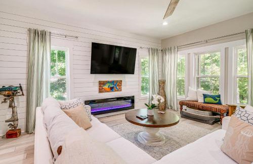 Myrtle Grove Casa | Dog-Friendly Wilmington Retreat about 7 Mi to Beach!