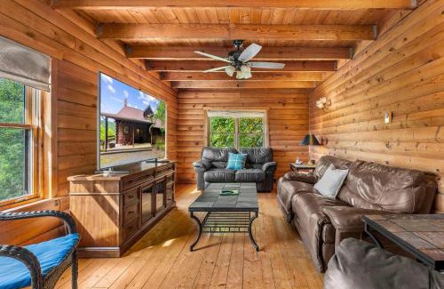 Baker Chalet De Esquí | Dog Friendly with Fire Pit and Yard by the River