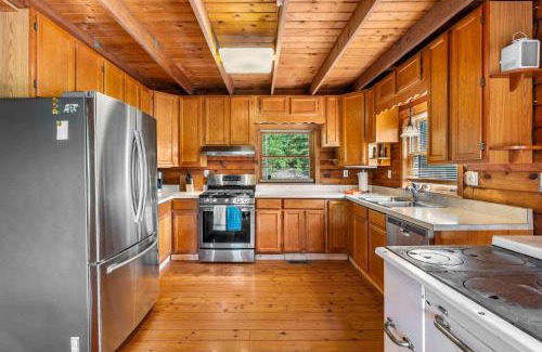 Baker Chalet De Esquí | Dog Friendly with Fire Pit and Yard by the River