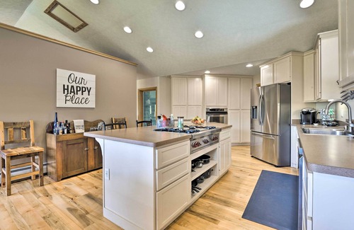 Crellin Casa | Dogs Welcome: Secluded Oakland Gem w/ Hot Tub