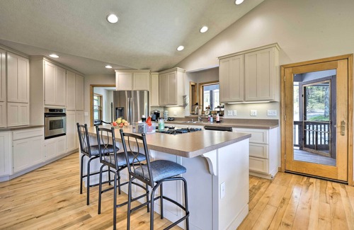Crellin Casa | Dogs Welcome: Secluded Oakland Gem w/ Hot Tub