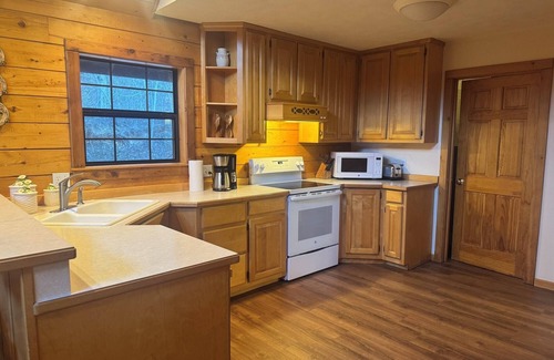Eureka Springs Historic District Cabina | Dogwood Lodge- A beautiful three bedroom, two bath log cabin with Hot Tub! Hiking Trail & Cave on property!