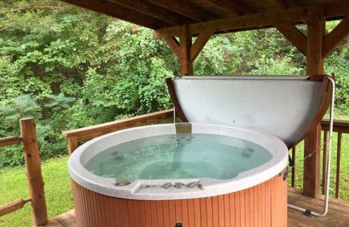Eureka Springs Historic District Cabina | Dogwood Lodge- A beautiful three bedroom, two bath log cabin with Hot Tub! Hiking Trail & Cave on property!