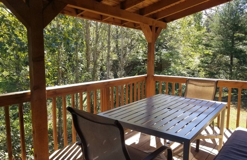 Eureka Springs Historic District Cabina | Dogwood Lodge- A beautiful three bedroom, two bath log cabin with Hot Tub! Hiking Trail & Cave on property!