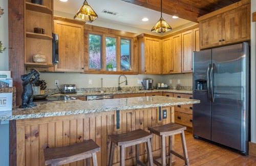 Cheshire Casa | Dogwood Treehouse: 2 dormitorios, 2 BA Cabaña / Bungalow en Black Mountain, para 5 personas
