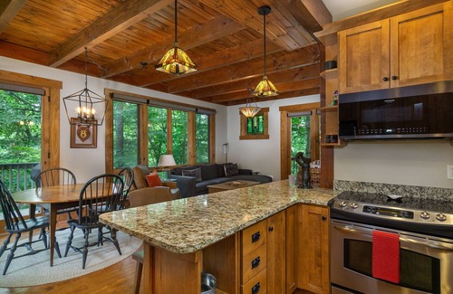 Cheshire Casa | Dogwood Treehouse: 2 dormitorios, 2 BA Cabaña / Bungalow en Black Mountain, para 5 personas