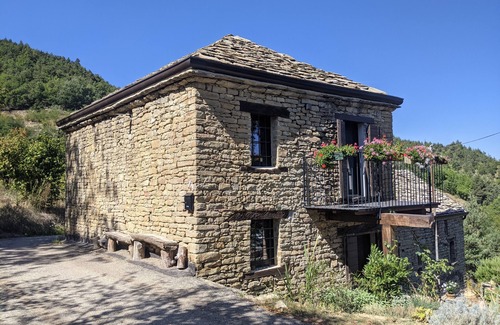 Lequio Berria Cabina | charming 18th century stone house in the beautiful Langhe