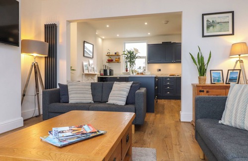 Cemaes Bay Cabaña | DOLFOR, pet friendly, country holiday cottage in Cemaes Bay