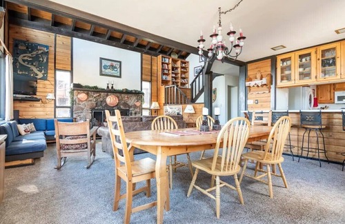 Lake Forest Chalet De Esquí | Dollar Point Charming Swedish Chalet,large deck, BBQ, LAKEVIEW/DISCOUNT PRICE