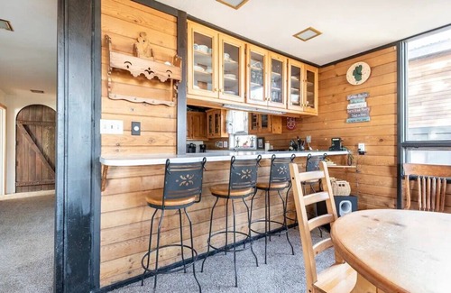 Lake Forest Chalet De Esquí | Dollar Point Charming Swedish Chalet,large deck, BBQ, LAKEVIEW/DISCOUNT PRICE