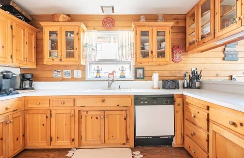 Lake Forest Chalet De Esquí | Dollar Point Charming Swedish Chalet,large deck, BBQ, LAKEVIEW/DISCOUNT PRICE