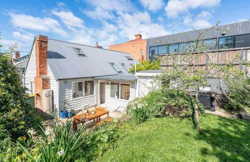 Hobart Central Business District Casa | Dolly's Cottage - Timeless Retreat near Hobart CBD