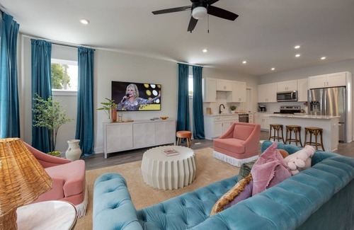 Whitebridge Casa | Dolly's Daydream - Rooftop Deck - Mins to Downtown – Sleeps 8