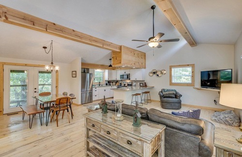 Caton Cabina | Dolly's Getaway - Fire pit, hot tub, and game room!