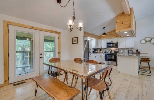 Caton Cabina | Dolly's Getaway - Fire pit, hot tub, and game room!