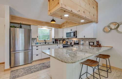 Caton Cabina | Dolly's Getaway - Fire pit, hot tub, and game room!