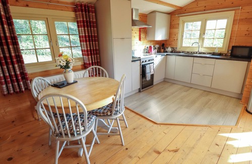 Louth Cabaña | DOLLY'S HIDEAWAY CABIN, pet friendly in Donington On Bain