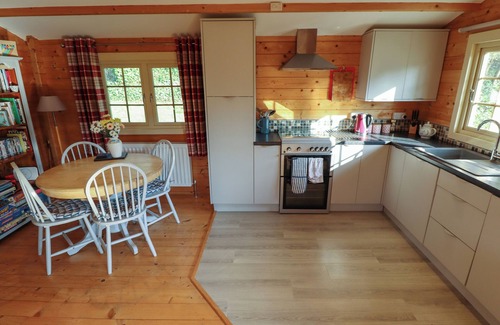 Louth Cabaña | DOLLY'S HIDEAWAY CABIN, pet friendly in Donington On Bain