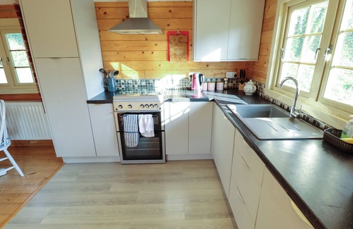 Louth Cabaña | DOLLY'S HIDEAWAY CABIN, pet friendly in Donington On Bain