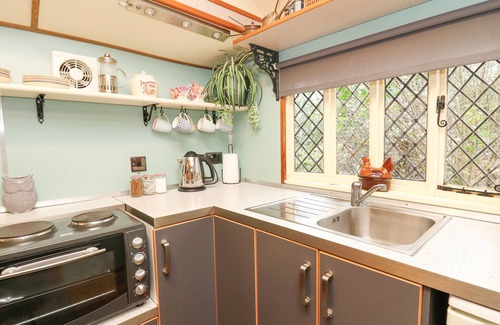 Tan-y-groes Cabaña | DOLLY THE CIRCUS WAGON, pet friendly, with open fire in Brynhoffnant