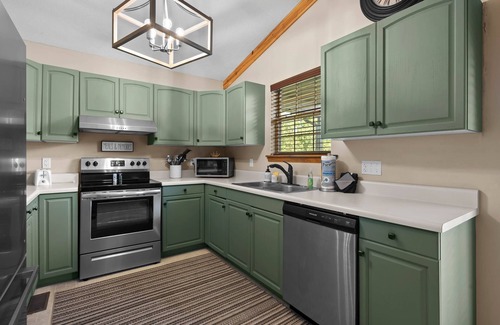 Sevierville Cabina | Mountain View! Dollywood 1 mi! Hot Tub, Fire Pit, King Suites, Arcade, Dogs OK!
