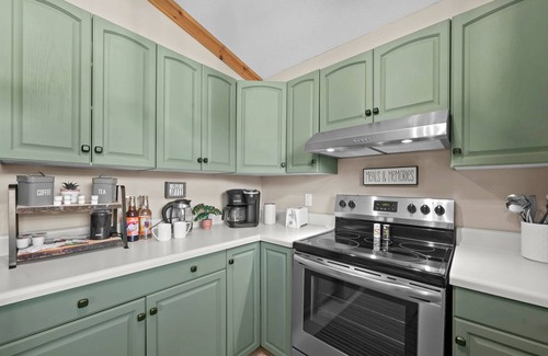 Sevierville Cabina | Mountain View! Dollywood 1 mi! Hot Tub, Fire Pit, King Suites, Arcade, Dogs OK!