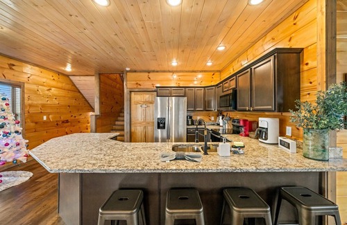 Sevierville Cabina | Dollywood Luxury Smoky Mtn Pool Cabin, Amazing view, Hot tub,Arcade, Pets ok