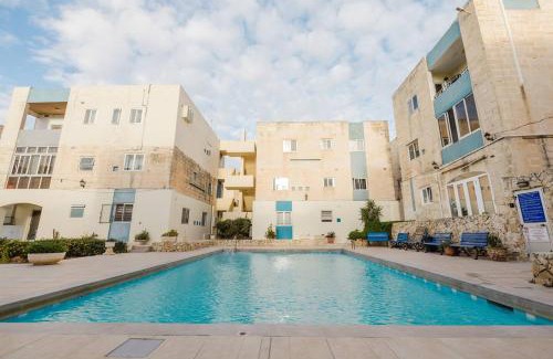 Qawra Apartamento | Dolmen Court Qawra Fl13 W Shared Pool! By Homely