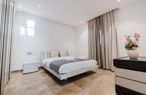 Qawra Apartamento | Dolmen Court Qawra Fl13 W Shared Pool! By Homely