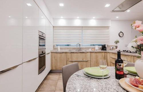 Qawra Apartamento | Dolmen Court Qawra Fl13 W Shared Pool! By Homely