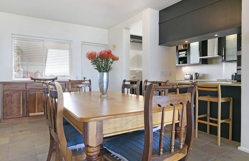 Milnerton Apartamento | Dolphin Beach C111 Self-Catering Beachfront APT with Inverter by HMH