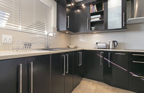 Milnerton Apartamento | Dolphin Beach C111 Self-Catering Beachfront APT with Inverter by HMH