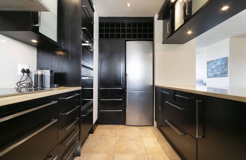 Milnerton Apartamento | Dolphin Beach C111 Self-Catering Beachfront APT with Inverter by HMH