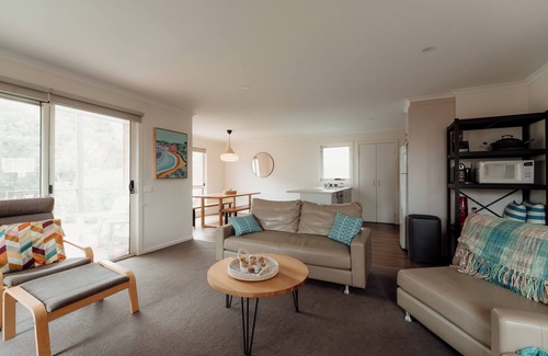 Smiths Beach Casa | Dolphin Delight - beach, fire, dog friendly, deck, linen and towels provided.