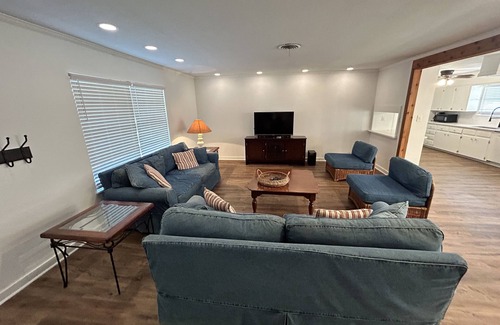 Bay Area Casa | Dolphin Place | Spacious home/ backyard and centrally located | 3 Bed | 2 Bath |