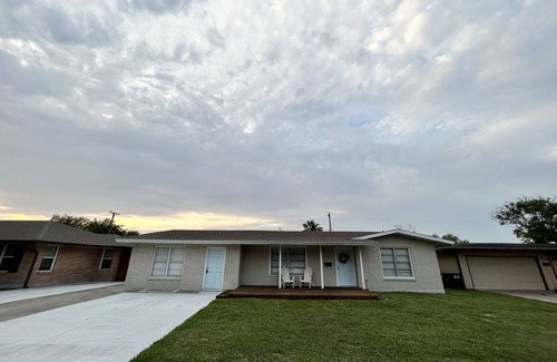 Bay Area Casa | Dolphin Place | Spacious home/ backyard and centrally located | 3 Bed | 2 Bath |