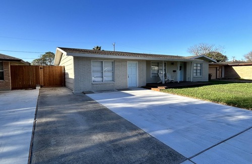 Bay Area Casa | Dolphin Place | Spacious home/ backyard and centrally located | 3 Bed | 2 Bath |