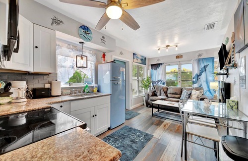 Treasure Island Apartamento | Dolphin Suite, WATERFRONT, Pet Friendly, Dock!