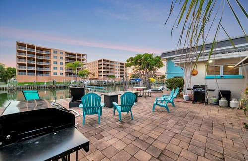 Treasure Island Apartamento | Dolphin Suite, WATERFRONT, Pet Friendly, Dock!