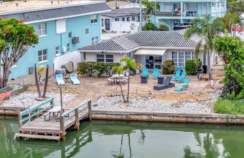 Treasure Island Apartamento | Dolphin Suite, WATERFRONT, Pet Friendly, Dock!