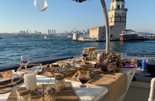 Bebek Alquiler De Eote | DOLPHIN YACHT