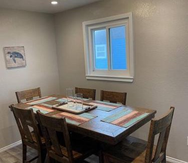 Freeport Casa | Dolphins Beach Cottage on the Beach - Sleeps 12