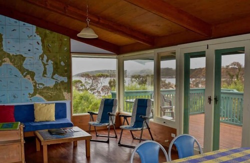 Lake Wangary Casa | Dolphinview es una casa de vacaciones de 2 pisos con magníficas vistas del agua.