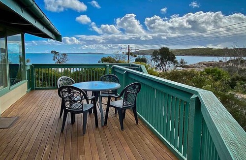 Lake Wangary Casa | Dolphinview es una casa de vacaciones de 2 pisos con magníficas vistas del agua.