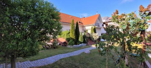 Rewal Cabina | Dom Gościnny Wiki