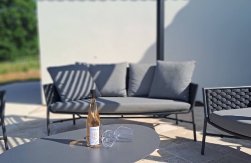 Cabasse Casa | Domaine Chateau Yssole, Cadre Idyllique au Milieu des Vignes