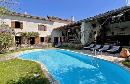 Essertines-en-Donzy Cabaña | Domaine de Campagne: Encanto Auténtico con Piscina y Spa