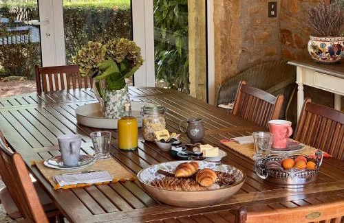 Denice Cama Y Desayuno | DOMAINE DES FRANCHISES - Beaujolais Village - Charme et authenticité au cœur des Pierres dorées